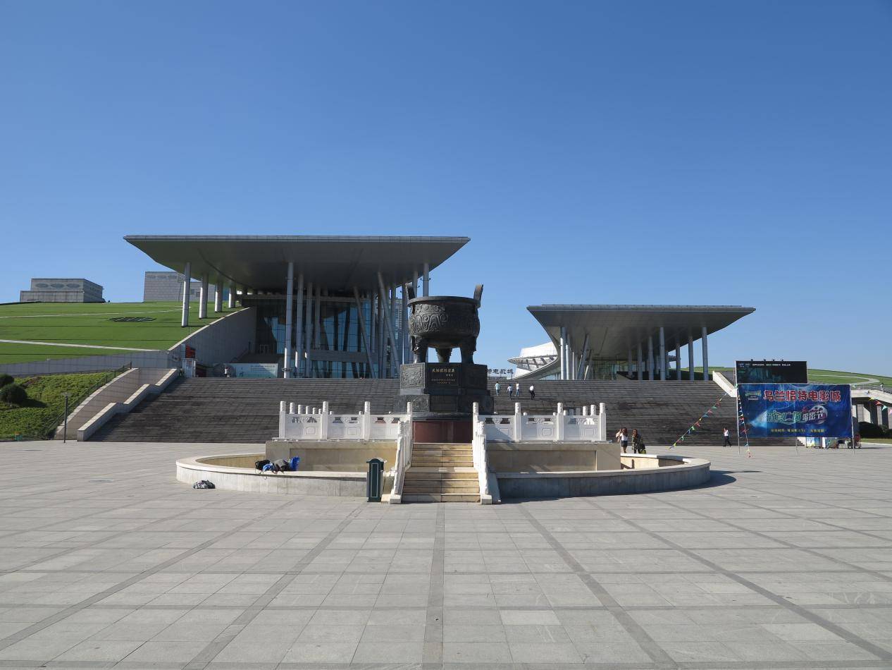 民族团结广场铸立有民族团结宝鼎新馆是呼市地标性建筑内蒙古博物院