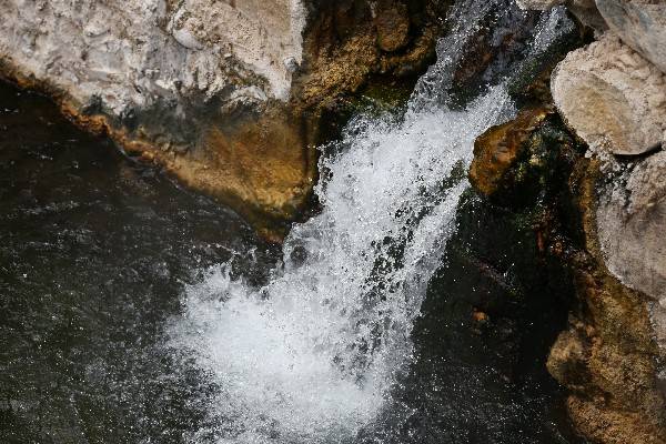 邱桑温泉邱桑温泉位于西藏自治区拉萨市堆龙德庆县德庆乡邱桑村境内