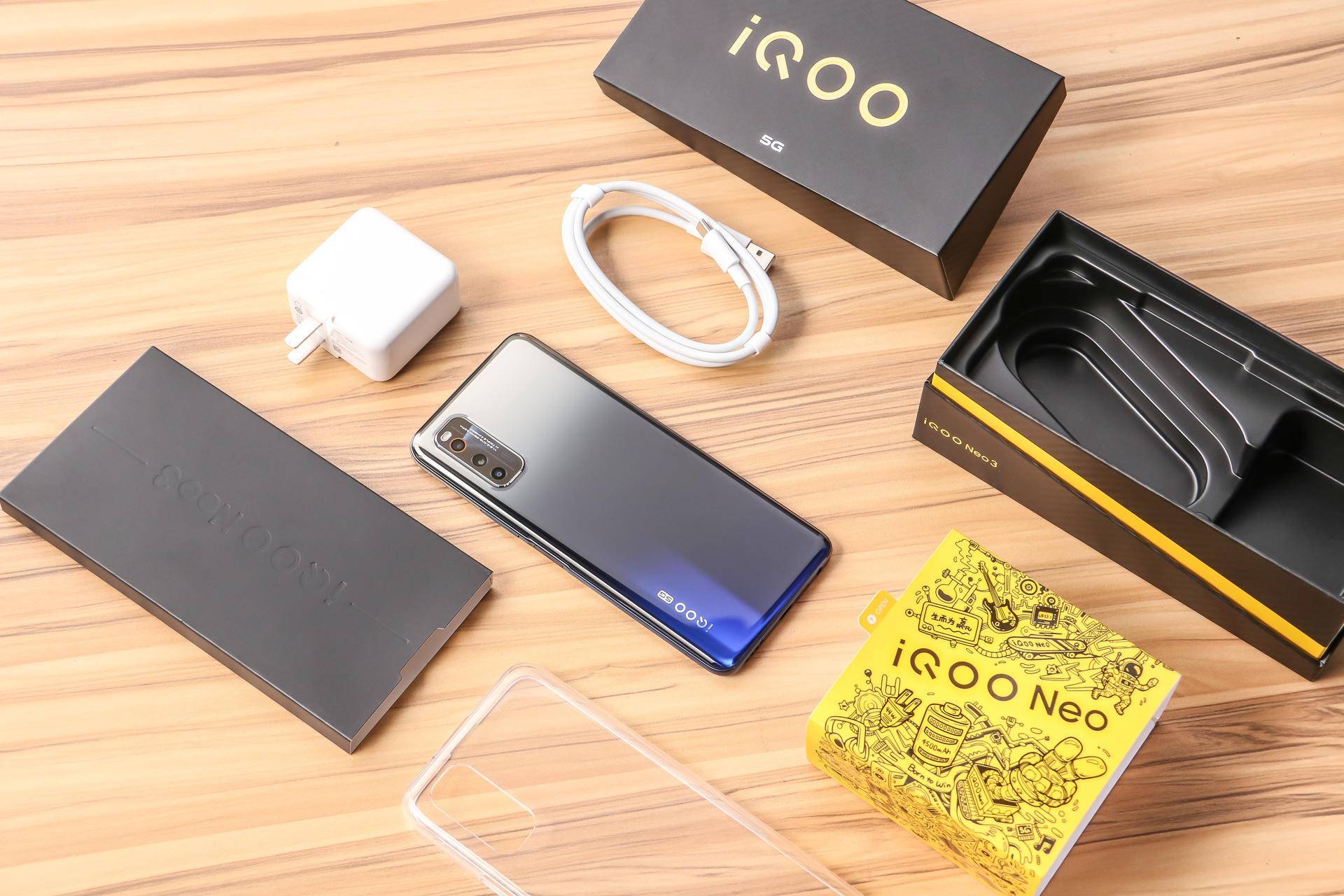 再一次让旗舰的价格下沉生而为赢的iqooneo3开箱