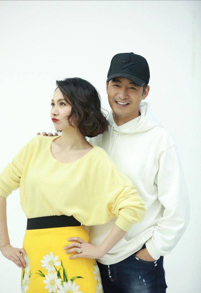 原创程莉莎好少女粉色紧身上衣配印花裙优雅大气老公镜头下美成画