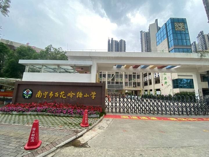 周边有百花岭路小学,云景路小学,新民中学凤岭校区,天桃实验学校翠竹