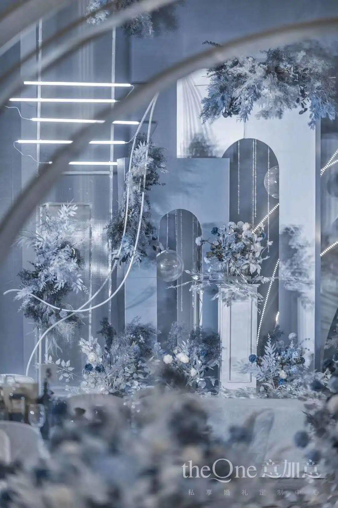 伊甸园般的婚礼现场,时尚大气的雾霾蓝,这场婚礼纯粹又神圣