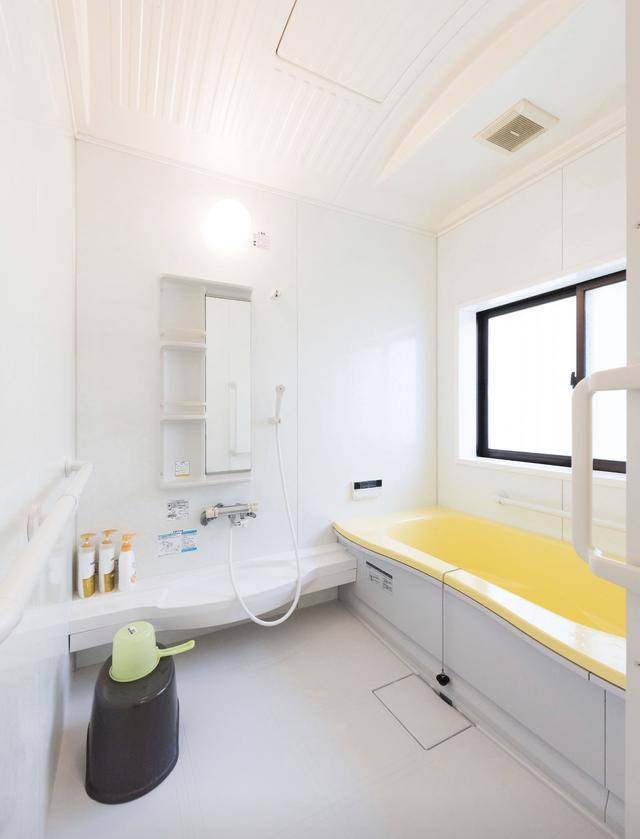 日本卫生间淋浴下方是一个置物台,可以放置沐浴露,洗发水等,同时也是