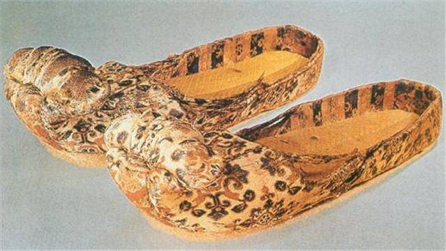 魏晋时期则流行一种叫做木屐的鞋子,这种鞋子是用木头做成的,男款一般