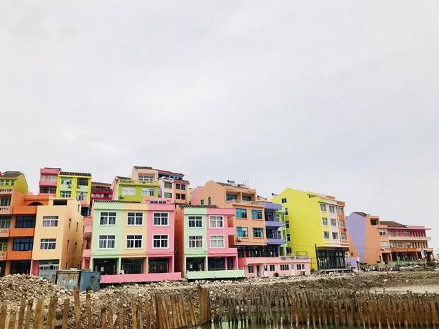 浙江新晋网红"彩虹村",外观像一个七彩小岛,建筑相当别致!
