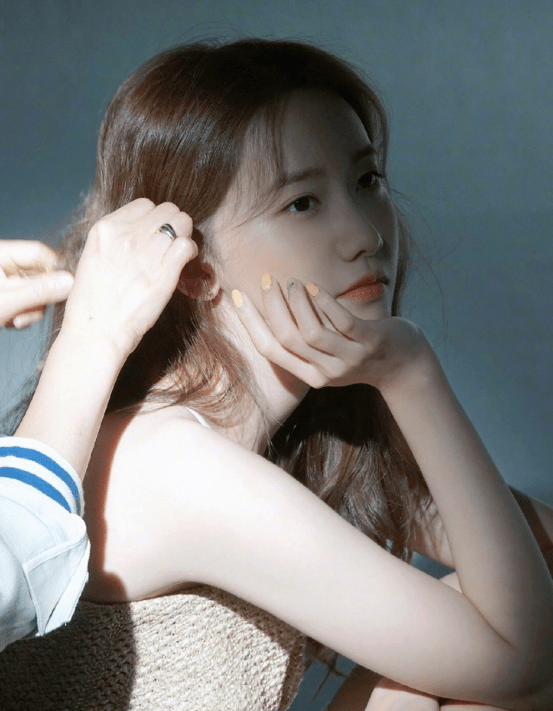 原创林允儿的淑女初夏穿搭真优雅白色衬衫搭配经典泡泡袖尽显时髦