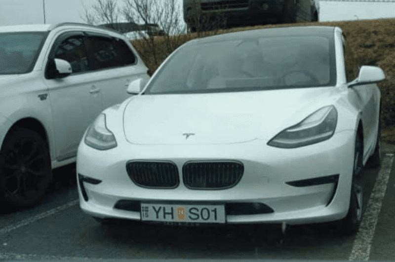 从图片中可以看到,有一辆悬挂冰岛(iceland)车牌的tesla model3
