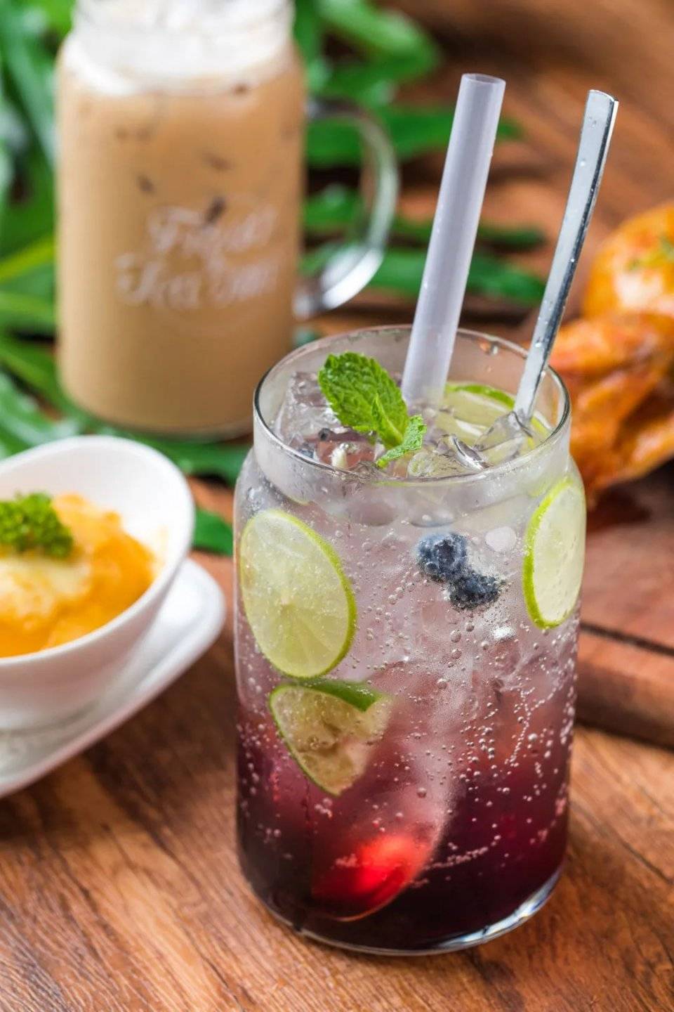 招牌冰咖啡,黑加仑苏打,芒果百香果茶,缤纷鲜果茶,无论用料分量和味道