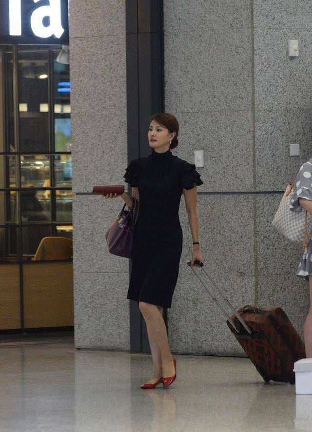 央视主持人刘芳菲气质真好,穿小款裙秀凹凸身材,42岁姿态真优雅