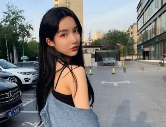 "女生"竟然是一个男孩子,也迅速走红成为了现在最当红的女装大佬代表