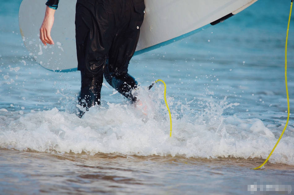 李现分享冲浪大片 挥洒汗水展露笑容
