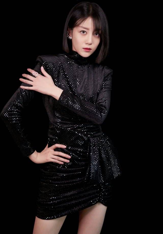 原创短发女孩李溪芮穿黑裙亮相气质优雅又迷人为啥还不红呢