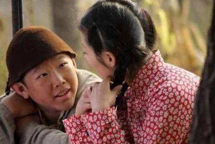 他18岁开始演戏,今35岁还在演小孩,与妻子同框看着像母子_侯祥