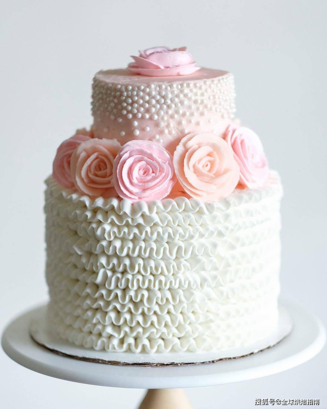 这些侧面装饰精致的蛋糕你看到也会为它的创意疯狂打call