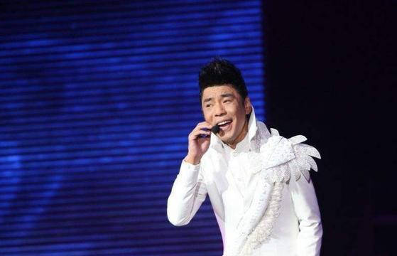 看到屠洪刚的嗓音非常独特有自己的特色,呼延生当时就想让儿子学京剧