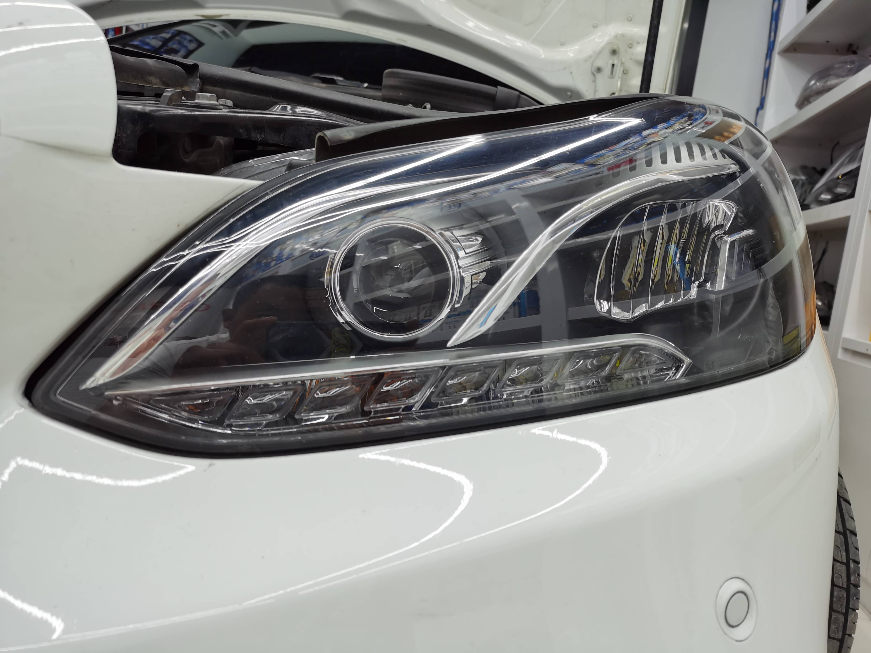 兰州首台奔驰e260原车led灯碗车灯升级