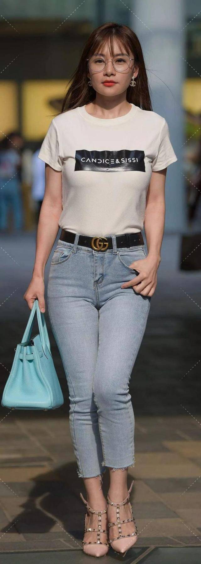 美女穿"紧身牛仔裤","大胆"展示优美曲线,走路都带"风"了