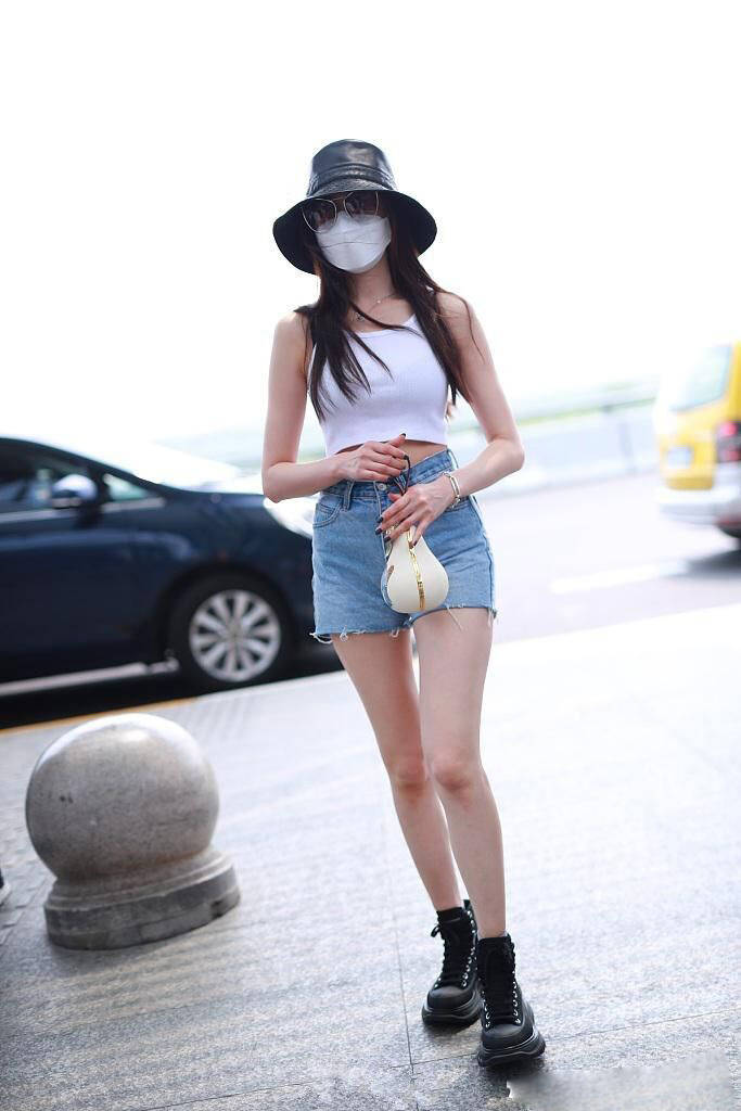 张天爱穿露脐装拍大片,"大肚子"引热议,被指"感觉有孕娠纹"