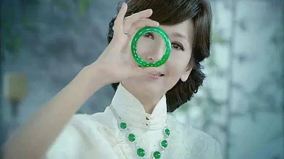 的翡翠加起来,可以买下一线城市一整个楼盘了,真是壕无人性_杨丽萍