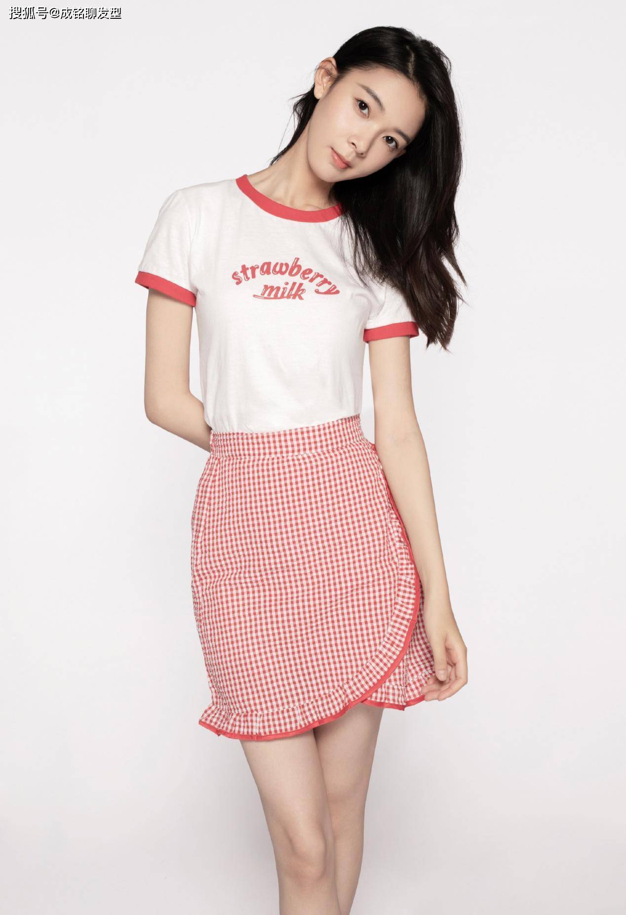 这套练舞服就是非常正确的选择,全身上下只利用了黑白两色,将陈瑶的