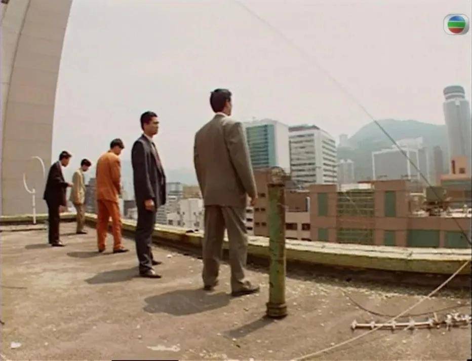 它是:《大时代》它是一首挽歌,一声悲鸣,它让人哭,又让人笑,它让你很