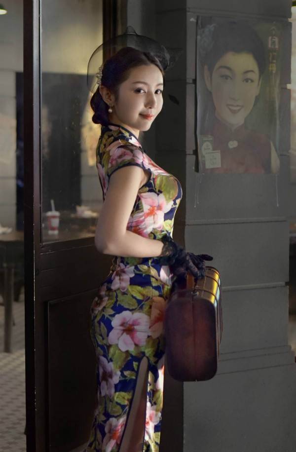 上淇着身旗袍再现民国风韵之美