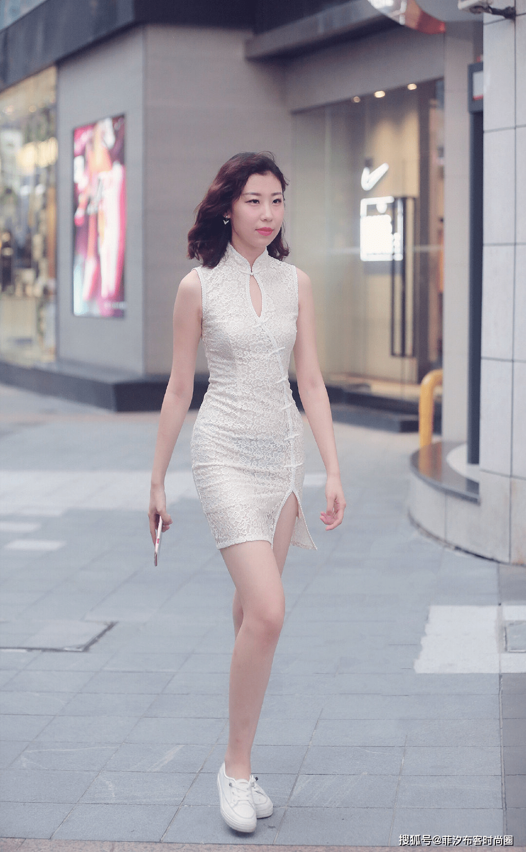 蕾丝裙集仙气与一身独特的魅力给人惊喜的感觉