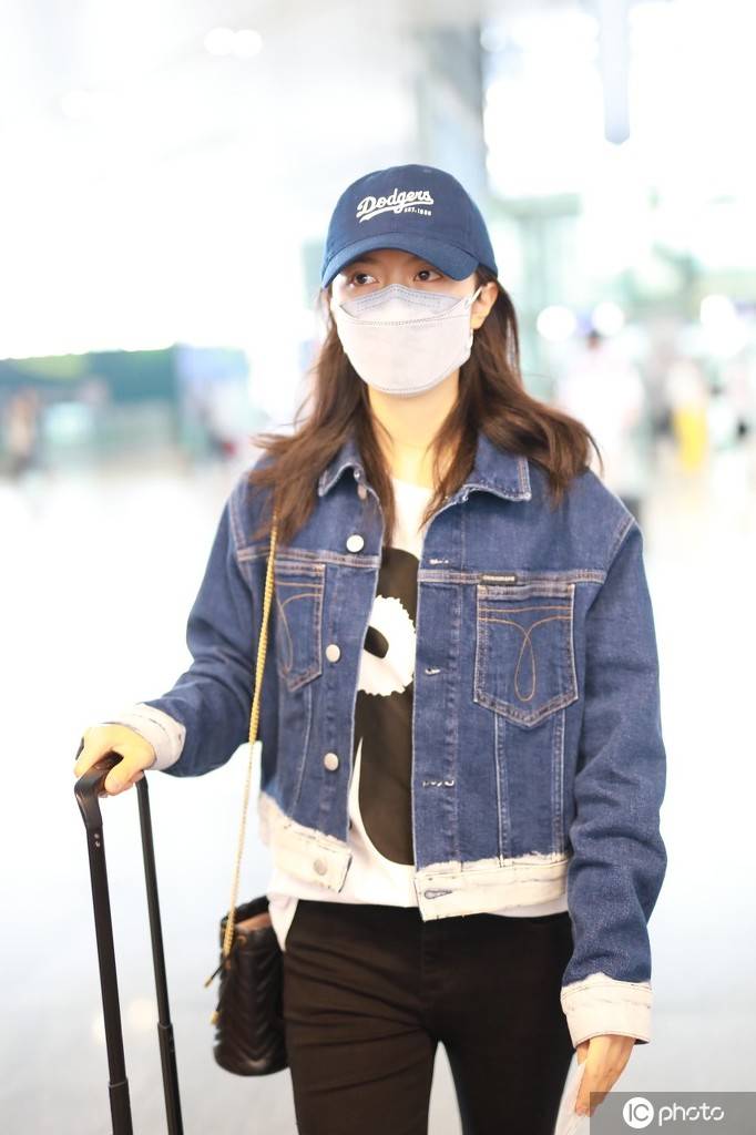 赵今麦现身大眼睛灵气满满 紧身裤尴尬暴露短腿