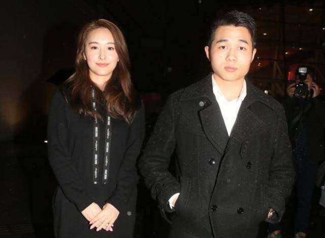 之前何猷亨曾和富家女陈可欣谈过恋爱,陈凯琳嫁给郑嘉颖之前也与何猷