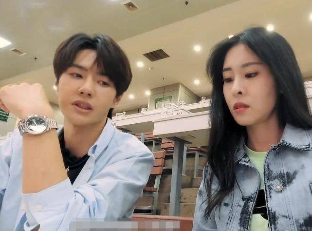 王一博和张碧晨坐同桌当他们互相看对方微笑也太甜了