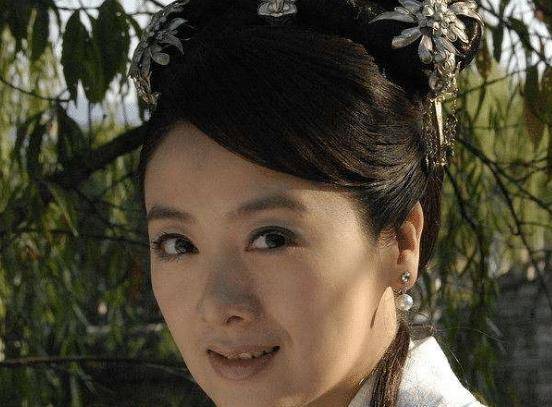 优秀影视演员李佳璘,婚后并没做全职太太,而是全身心投入到工作