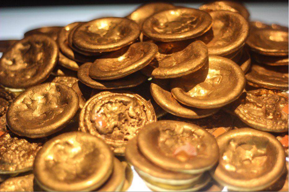 农民挖出金子和铜壶上交后收到万元奖金村民们孤立了他30年