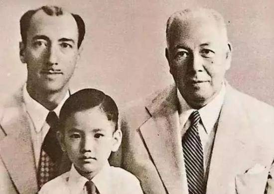 祖父何福(又名何启福)做过怡和洋行,沙宣洋行买办,是当时的华商五巨头