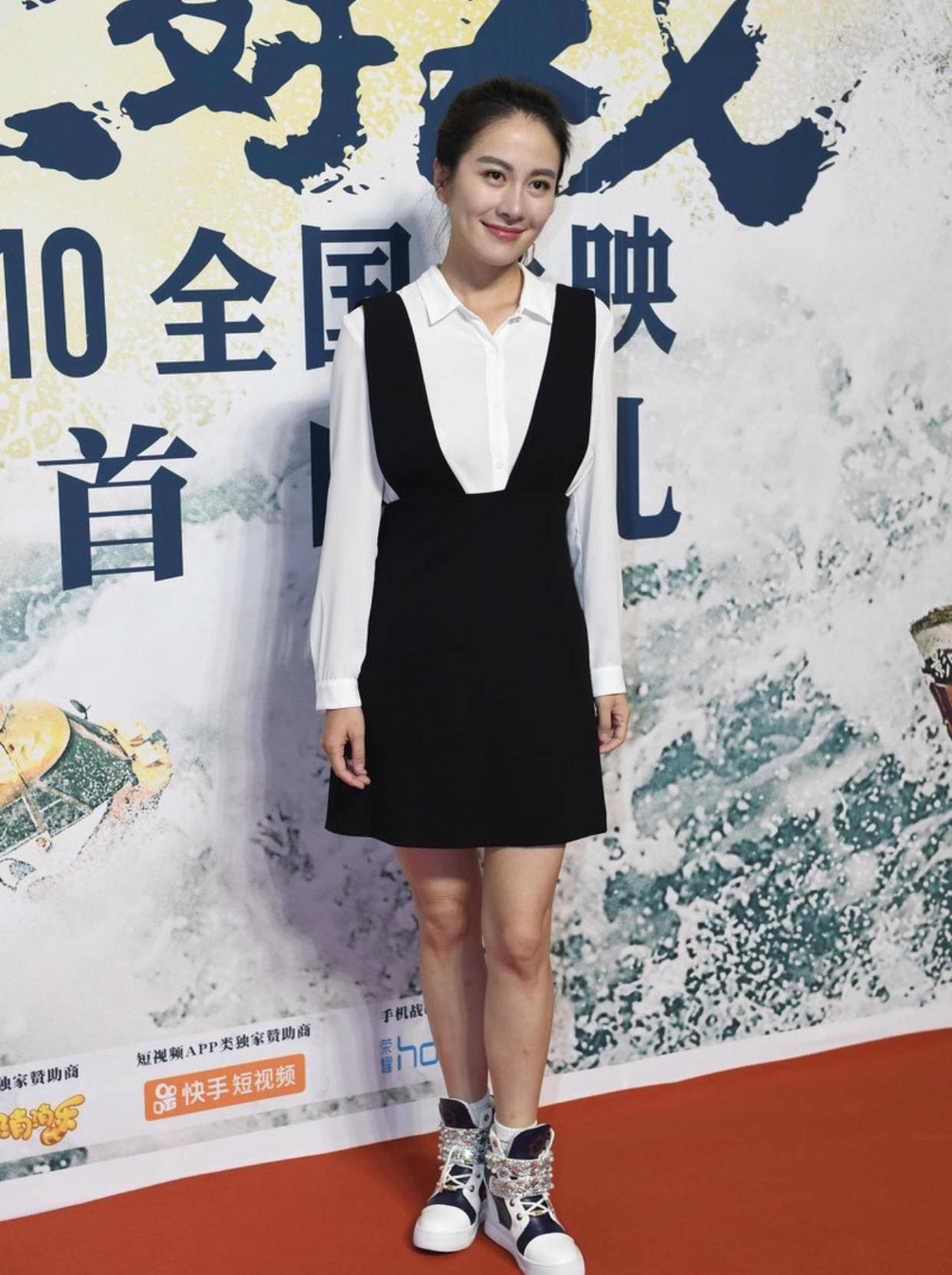 原创叶璇真会穿一件白色衬衫外搭一件黑色背带裙简约大气时髦撩人