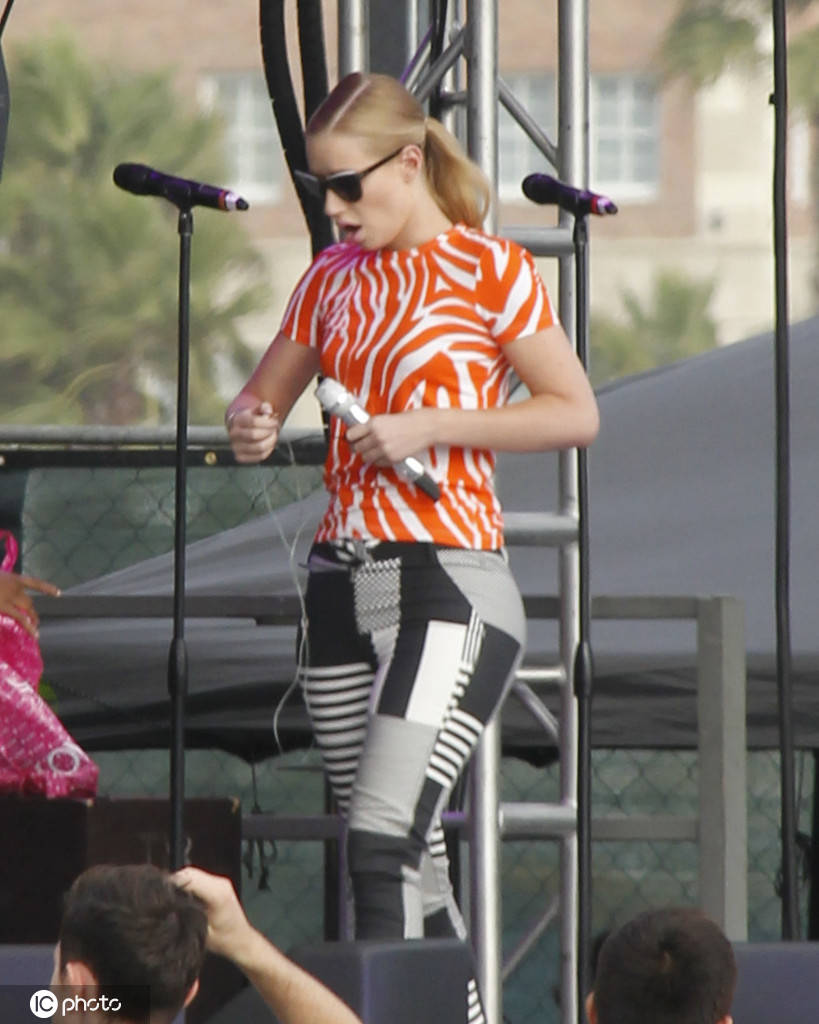 组图尼克杨前女友性感热辣魔鬼身材的说唱歌手