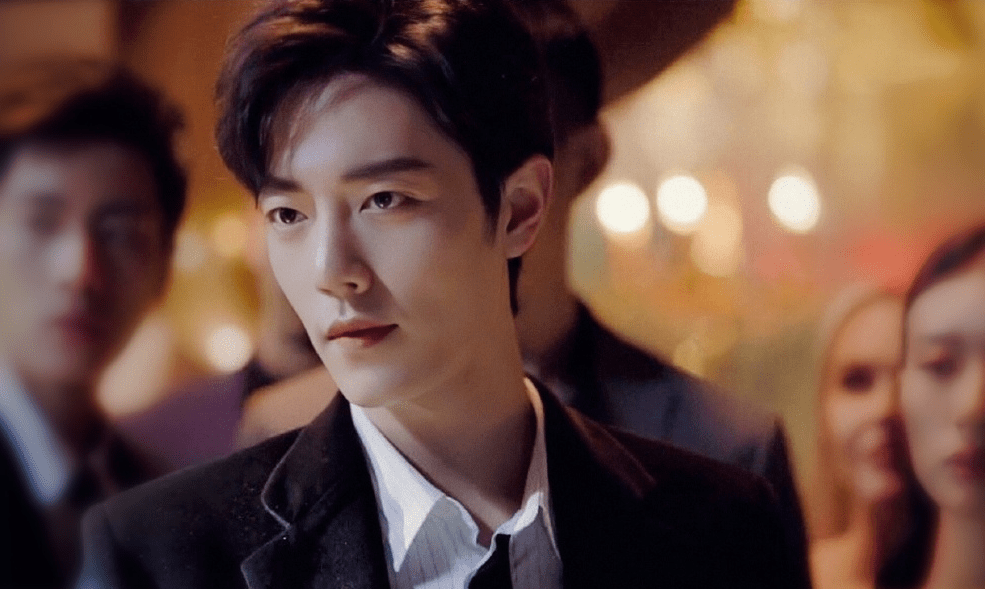 原创《青游2》肖战身穿"吉利服",脸圆发福变可爱,绿背景让人担心