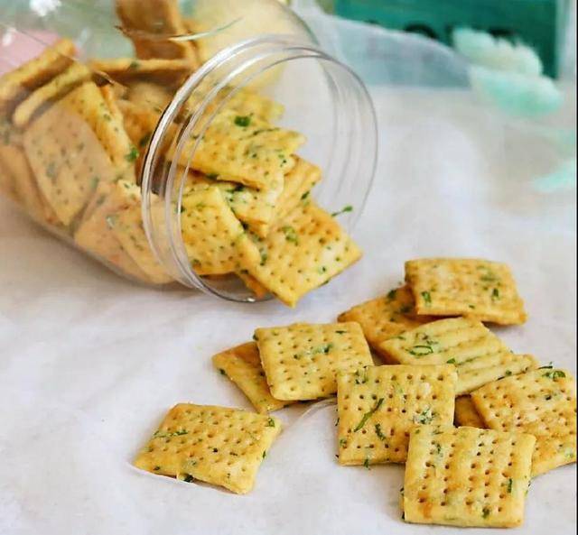 自制无黄油咸味苏打香葱饼干,咸香酥脆,葱油十足,健康养胃_零食