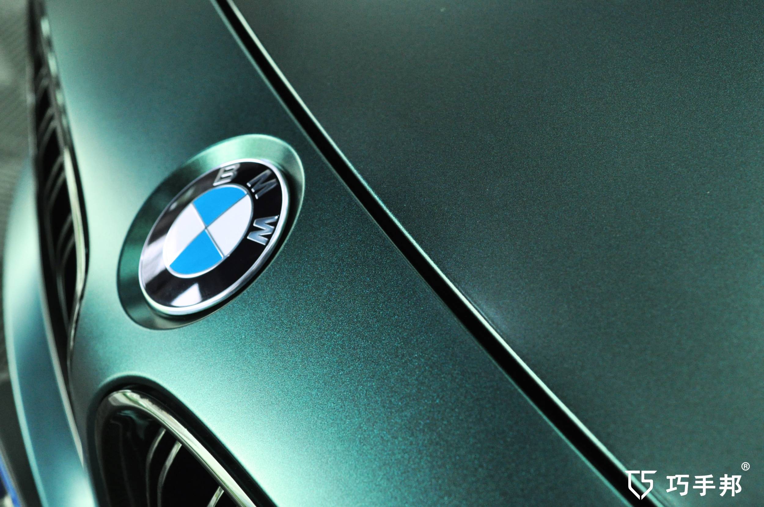 宝马m4装贴改色膜电光墨绿巧手邦
