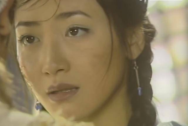 小昭等人去了灵蛇岛之后,所有人都在喊他为"张无忌",可是蛛儿却无动于