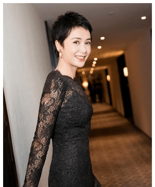 原创蒋雯丽冻龄女神,超短发搭配西服套装现身活动成熟稳重,干练减龄