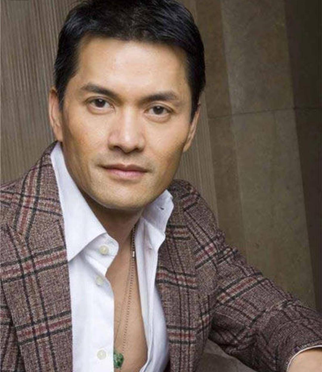 冻龄男神吕良伟:曾因长相年轻被海关扣押,如今63岁却像年轻小伙 伟伟