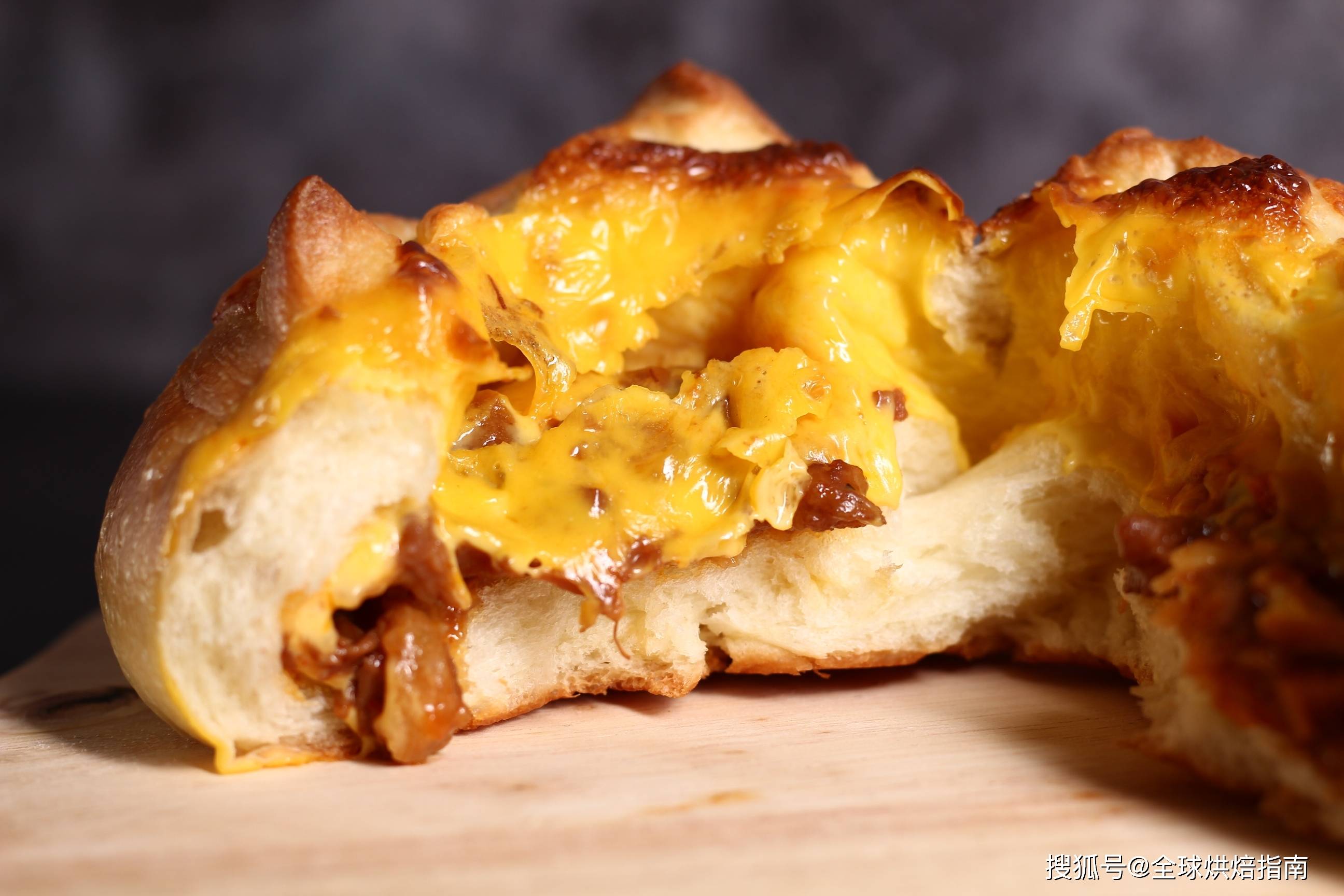 爆浆小肉蛋横空出世!一个可以溢出肉汁充满芝士诱惑的明星产品!_面团