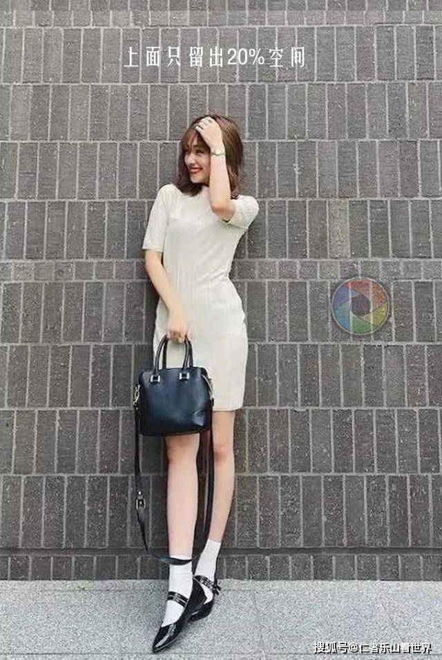 双腿稍微交叉站立,看上去腿就会显得修长,且优雅,双腿如果分开站姿,既