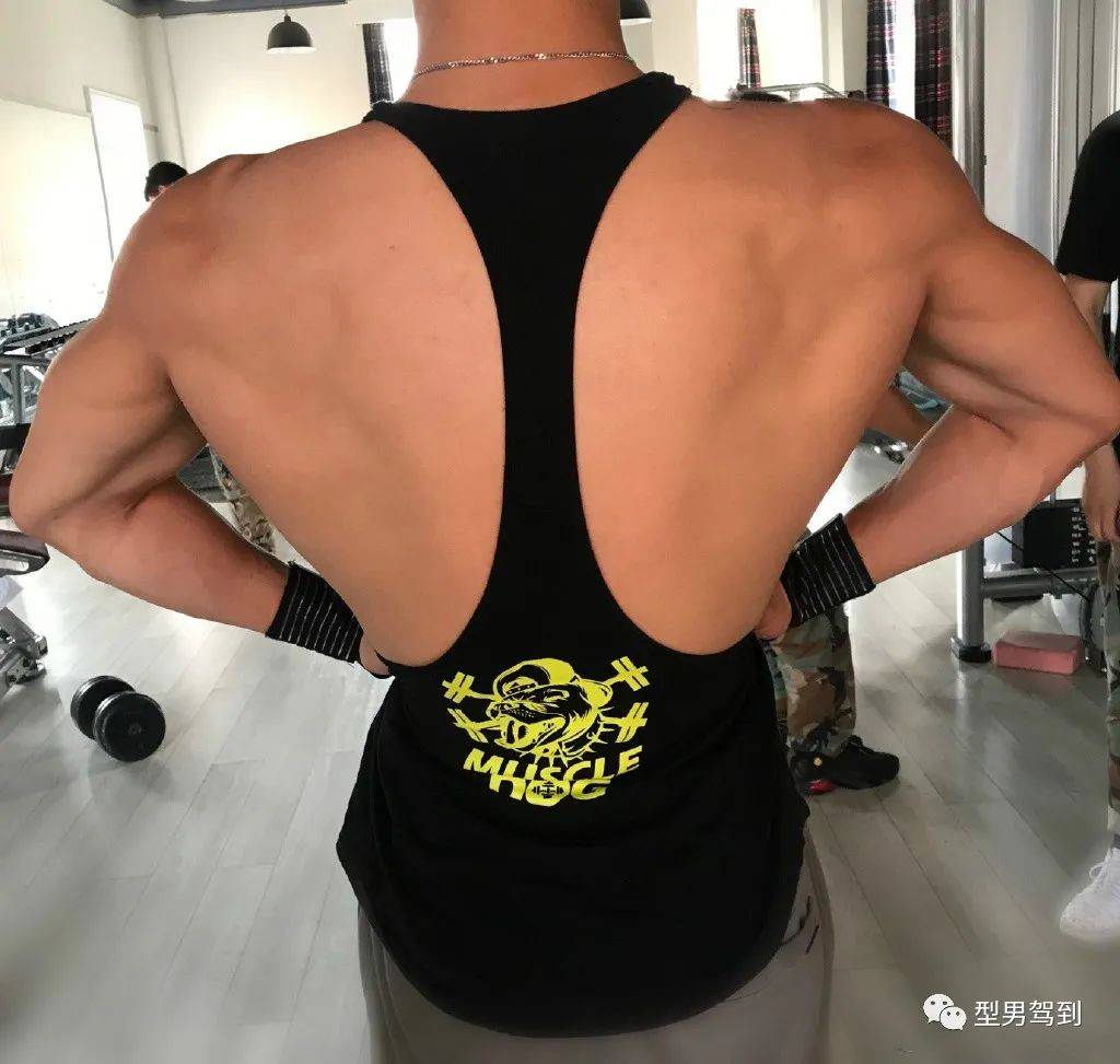 185cm成都筋肉空少走红,这公狗腰真是绝了