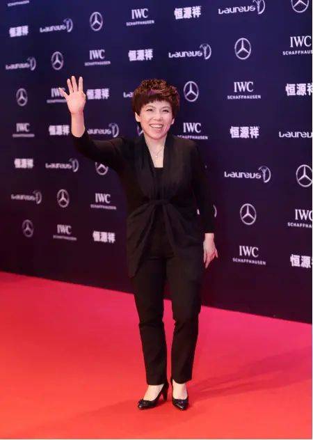 原创邓亚萍总穿的暴露缺陷长衣搭紧身裤个子不高这样穿就是显矮