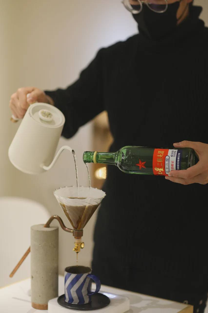 原创二锅头做手冲,咖啡机泡茶,这间网黄泡茶店太会玩!