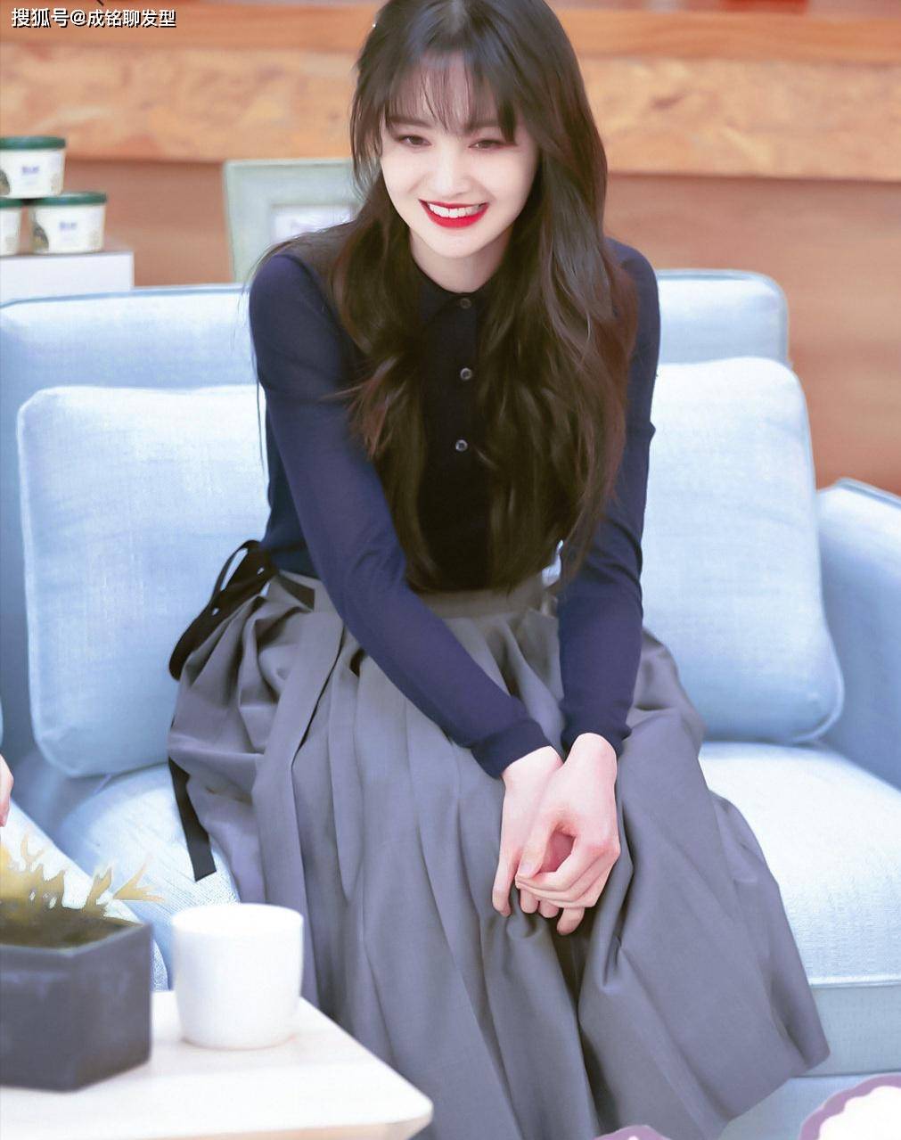 郑爽泡面刘海配双丸子,黑黄运动服酷似皮卡丘,珍珠泪妆清爽减龄