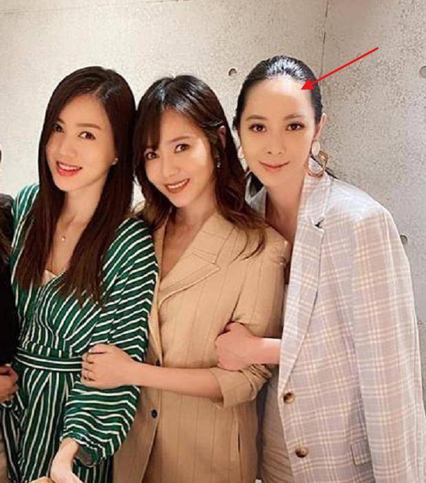 江佩蓉与侯佩岑聚会皮肤细腻成熟有魅力侯佩岑戴3枚戒指抢镜