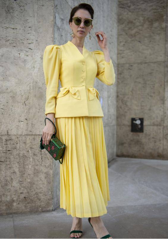 今年这件裙子火了淡黄色长裙青春范十足穿上后减龄又洋气