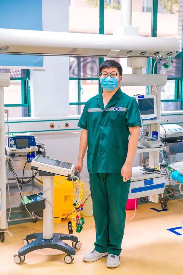 急诊科护士 刘晓东